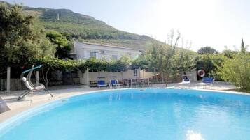 Een seizoensgebonden buitenzwembad