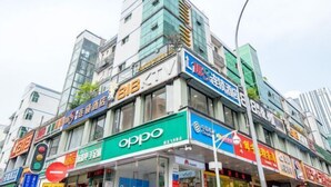 A multi-story commercial building with various storefronts, including a prominent 'oppo' sign. - 168 Chain Hotel (Shenzhen Liantang Metro Station) (Shenzhen)