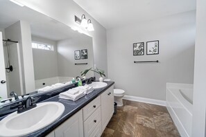 Hårføner, håndklær, såpe og toalettpapir