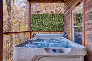 Outdoor spa tub - Tennessee Cowboys- Game Room, Hot Tub, Free Attraction Tickets!!! (Sevierville)