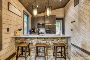 Réfrigérateur, micro-ondes, lave-vaisselle, cafetière/bouilloire