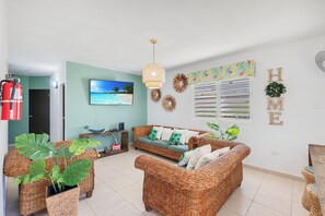 Smart TV - Charming 4-bedroom house with AC, WiFi in lovely Manati (Manati)