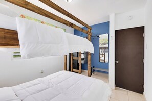 4 makuuhuonetta, työpöytä, silitysrauta/-lauta, Wi-Fi