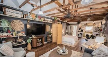 Charming Studio Steps from Downtown Stillwater’s Breweries, Restaurants, & Shops