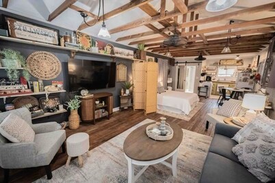 Charming Studio Steps from Downtown Stillwater’s Breweries, Restaurants, & Shops