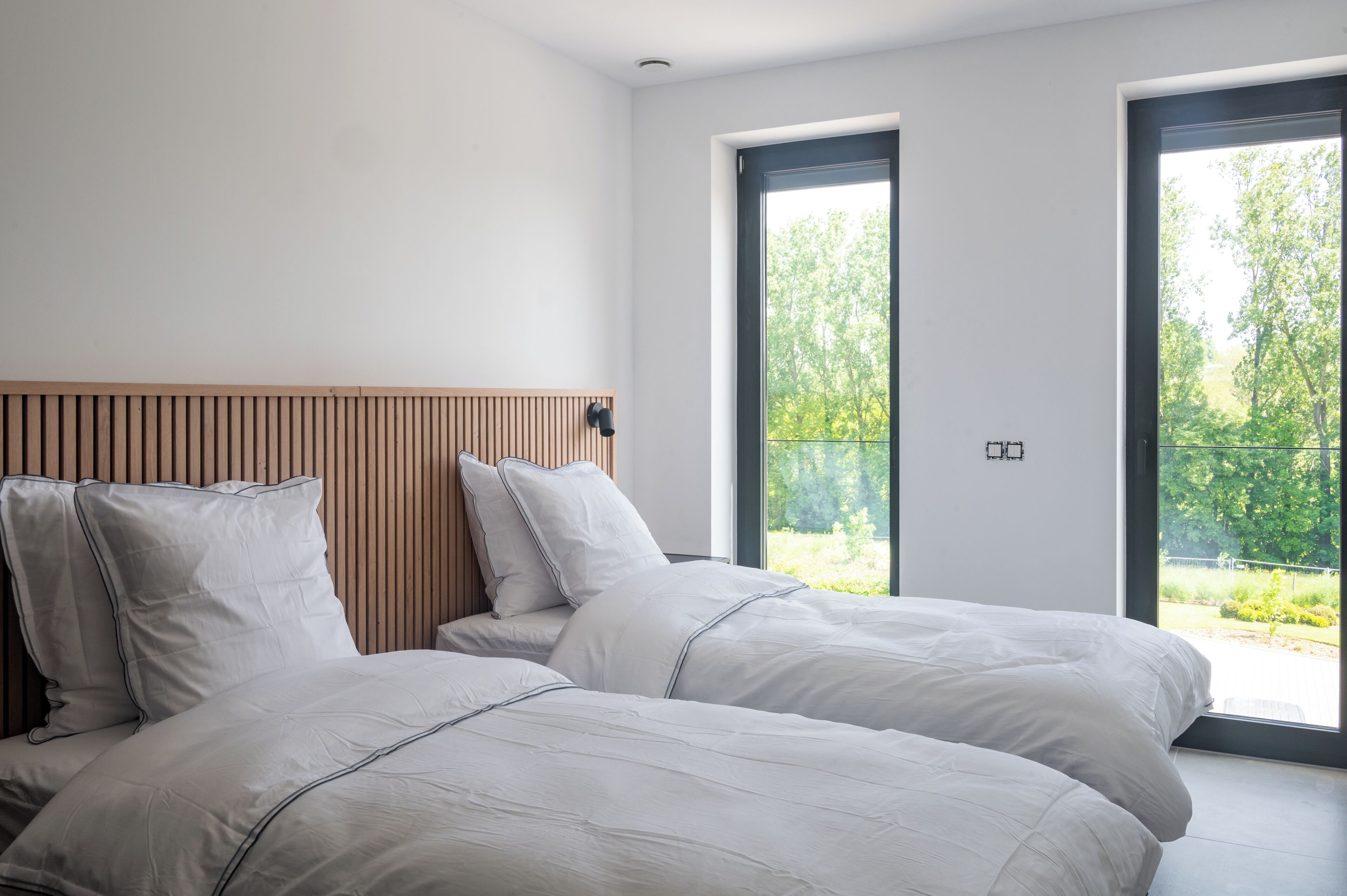 Studio Superior, difabel mobilitas, pemandangan bukit | Ruang kerja ramah laptop, kedap suara, dan setrika/meja setrika