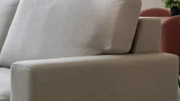 Superior studio, toegankelijk voor rolstoelgebruikers, uitzicht op heuvels | Een bureau, een laptopwerkplek, geluiddichte muren