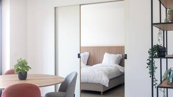 Superior studio, toegankelijk voor rolstoelgebruikers, uitzicht op heuvels | Een laptopwerkplek, geluiddichte muren, een strijkplank/strijkijzer