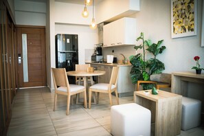 Huoneisto, parveke, valtamerinäköala | Ruokasali