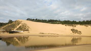 Perto da praia, espreguiçadeiras