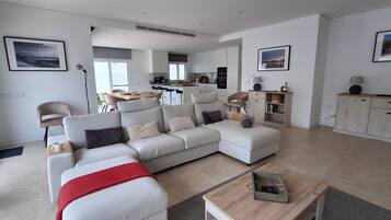 Smart TV, videogames, DVD player, mesa de pingue-pongue