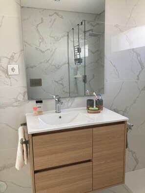 Dusche, Haartrockner, Bidet, Handtücher
