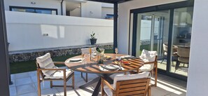 Outdoor dining - Villa Agapanthus, a comfortable 4 bedroom home by the sea. (Salir do Porto)