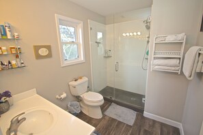Towels, soap, toilet paper - New Remodel. Walk 2 min Beach. Dog Fence. Private (Holly Ridge)