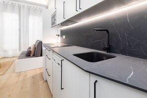 Kjøleskap, mikrobølgeovn, kaffetrakter/tekoker og vannkoker