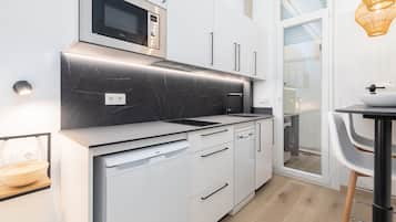 Refrigerador, microondas, cafetera y tetera y tetera eléctrica