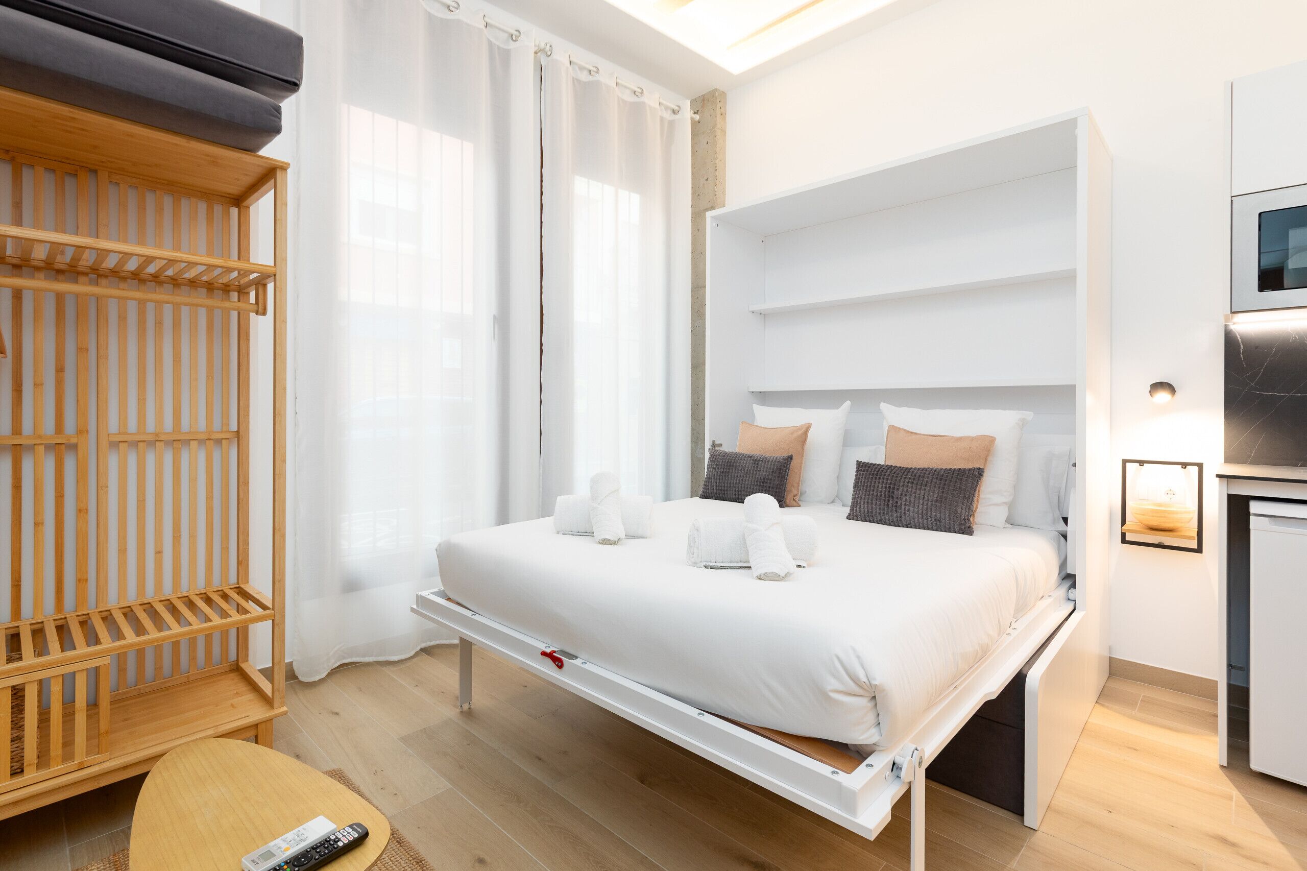 Tabla de planchar con plancha, wifi gratis y ropa de cama 