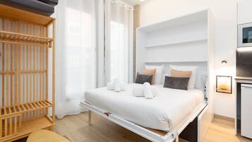 Tabla de planchar con plancha, wifi gratis y ropa de cama