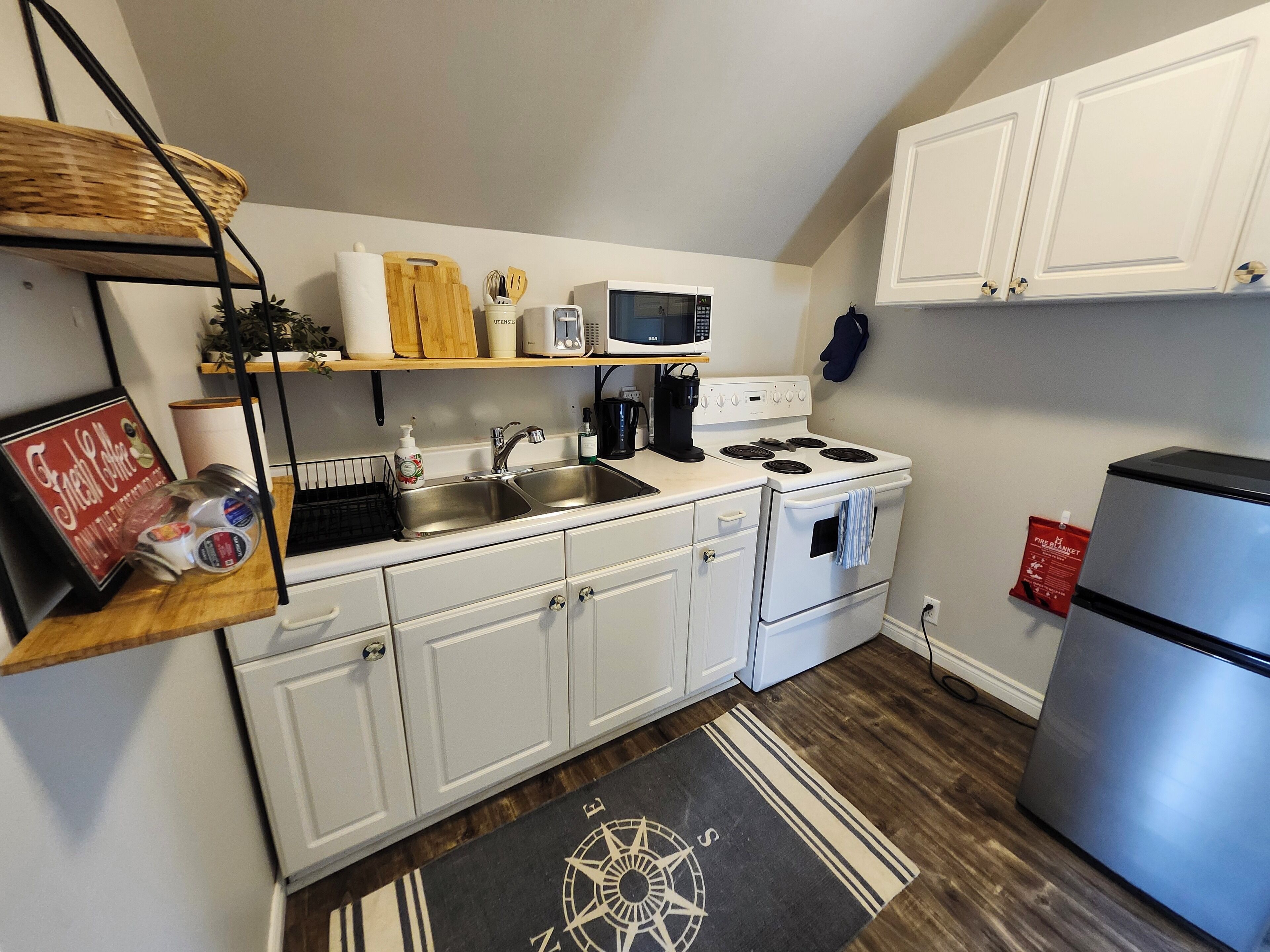 Réfrigérateur, micro-ondes, four, plaque de cuisson