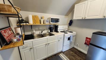 雪櫃、微波爐、焗爐、爐具