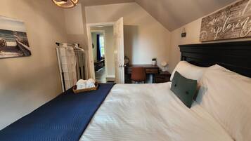 1 間睡房、書桌、熨斗/熨衫板、可攜式嬰兒床