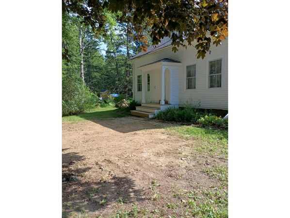 Exterior - Charming 3-bedroom farmhouse in Pleasant Milbridge with WiFi (Milbridge)