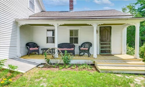 Charming 3-bedroom farmhouse in Pleasant Milbridge with WiFi