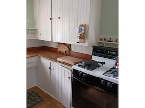 Microwave, oven, stovetop, dishwasher - Charming 3-bedroom farmhouse in Pleasant Milbridge with WiFi (Milbridge)