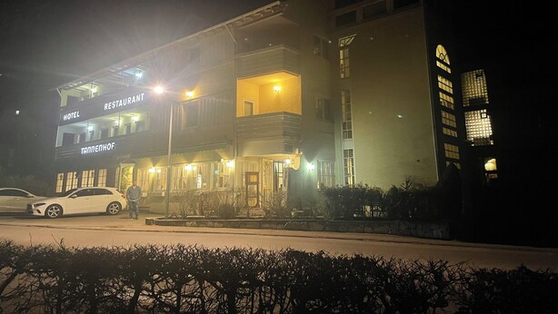 Un immeuble à plusieurs étages, sur lequel on peut voir des panneaux indiquant qu’il s’agit d’un hôtel et d’un restaurant.