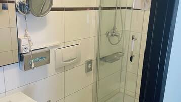 Dusche, Haartrockner, HandtĂŒcher, Seife