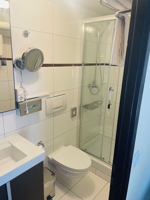 Douche, sèche-cheveux, serviettes fournies, savon