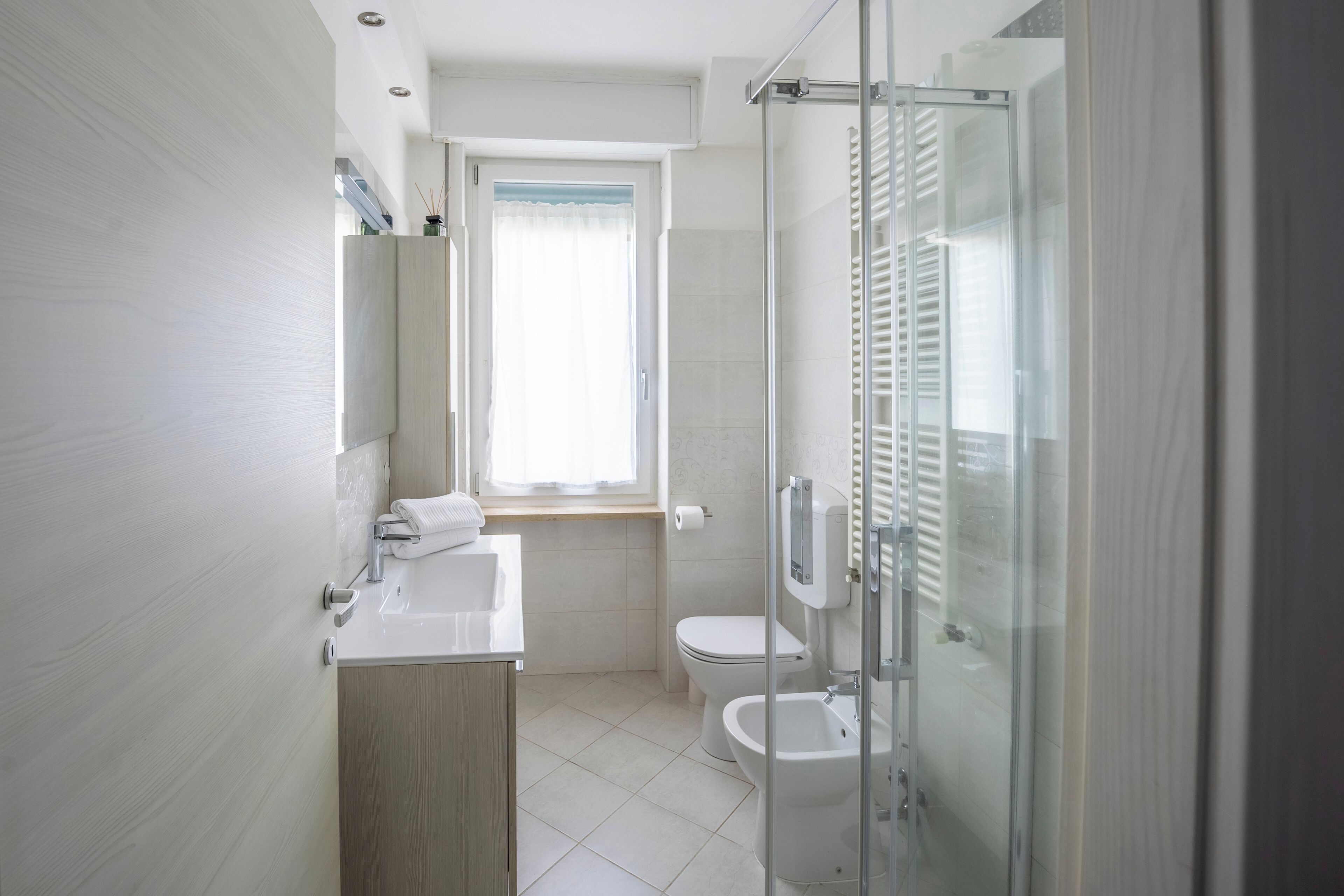 Comfort appartement, uitzicht op tuin | Badkamer | Een douche, een regendouche, gratis toiletartikelen, een haardroger