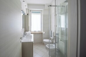 Comfort Apartment, Garden View | Bathroom | Shower, rainfall showerhead, free toiletries, hair dryer