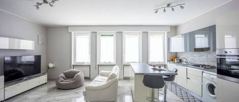 Comfort-Apartment, Gartenblick | Wohnbereich | 32-Zoll-Flachbildfernseher mit Kabelempfang