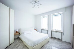 Comfort-huoneisto, näköala puutarhaan | 2 makuuhuonetta, egyptinpuuvillaiset lakanat, ylelliset vuodevaatteet