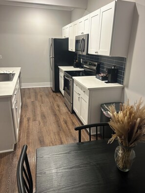 Refrigerador, microondas, horno y parrilla de estufa 