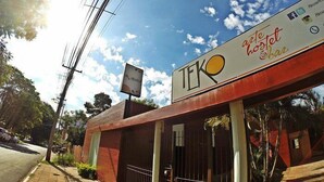 Un edificio con un letrero que dice "TEKO hostel bar".