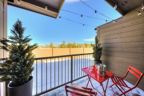 Outdoor dining - Gorgeous Remodeled 3-Bedroom home in charming downtown Frisco with Private Sauna (Frisco)