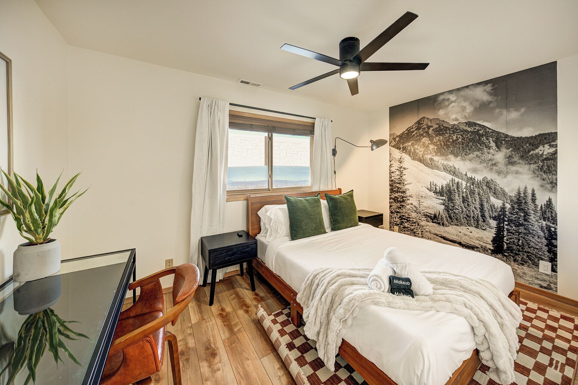 3 habitaciones, escritorio y tabla de planchar con plancha 