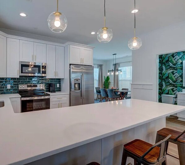 Fridge, microwave, oven, stovetop - Dreamland in the Brooklyn Arts District (Wilmington)