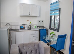 Lemari es, microwave, oven, dan kompor