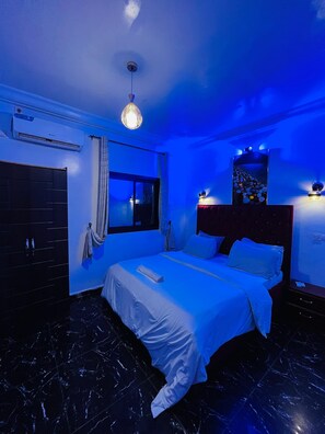 Sistema de insonorización, tabla de planchar con plancha y wifi gratis 