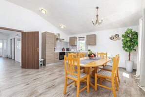 เครื่องชงกาแฟ/ชา, กาต้มน้ำไฟฟ้า, เก้าอี้กินข้าวสำหรับเด็ก