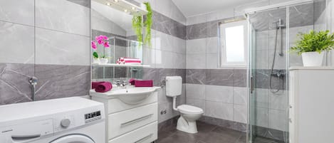 Classic Double Room, Courtyard View | Bathroom