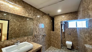 Shower, handuk, sabun, dan sampo