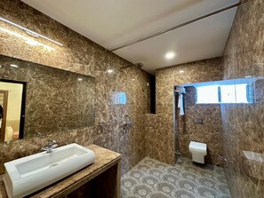 Douche, serviettes fournies, savon, shampoing