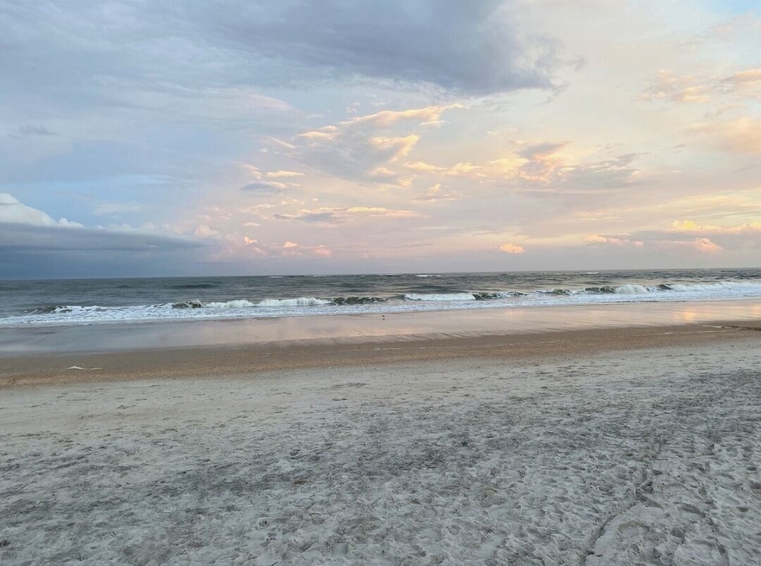 Beach nearby, sun loungers, beach towels