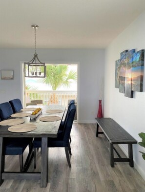 Dining - Private Home-Sleeps 10-quick walk to beach (St. Augustine)
