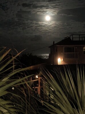 Exterior - Private Home-Sleeps 10-quick walk to beach (St. Augustine)