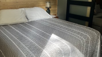 1 soveværelse, strygejern/strygebræt, sengetøj